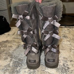 Bow tied dark grey Ugg winter boots